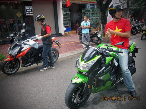 Bộ đôi Kawasaki Z1000 thể thao. Bộ đôi Kawasaki Z1000 thể thao.