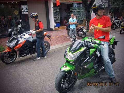 Bộ đôi Kawasaki Z1000 thể thao.