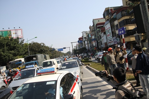 Vụ việc xảy ra đúng vào giờ tan tầm nên đã khiến tình trạng giao thông xảy ra ùn tắc cục bộ. (Ảnh NP) Vụ việc xảy ra đúng vào giờ tan tầm nên đã khiến tình trạng giao thông xảy ra ùn tắc cục bộ. (Ảnh NP)