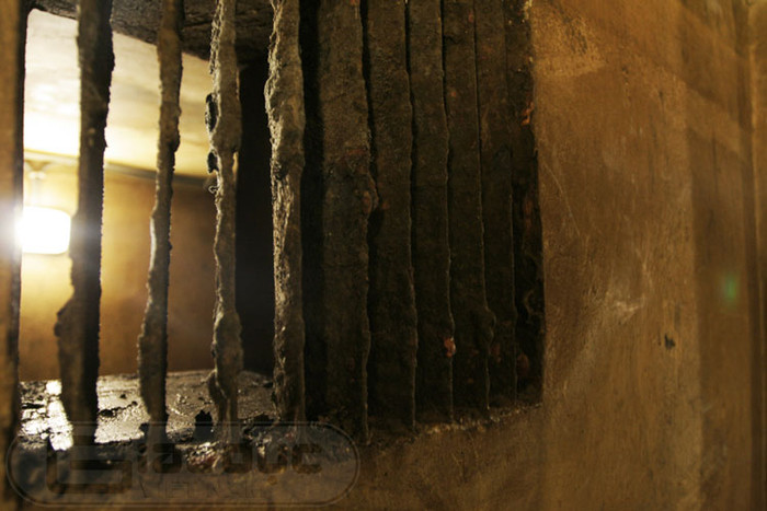 Giữa các phòng đều có cửa thoáng khí thông sang với nhau.