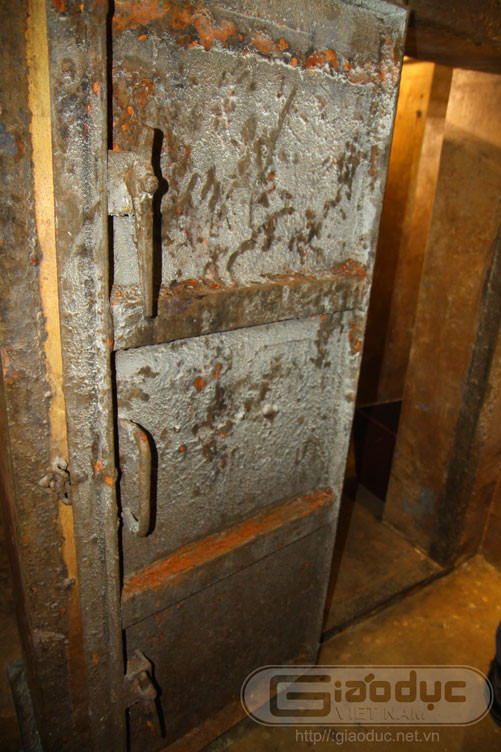 Sau những năm tháng bị lãng quên trong lòng đất, giờ đây mọi thứ trong căn hầm đã trở nên hoen gỉ.