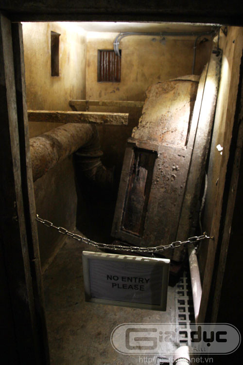 Trong những năm chiến tranh, hầm trú bom này được chuẩn bị đầy đủ nước uống cho khách trú ẩn. Hệ thống thông hơi cũng được bố trí đầy đủ.