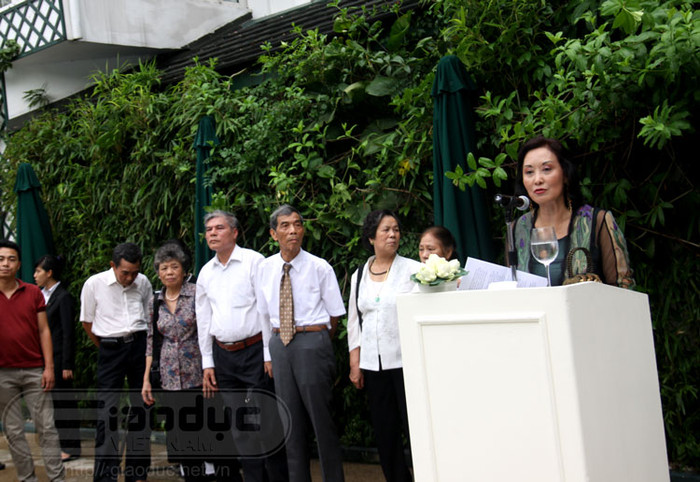 Bà Gemma Cruz Araneta, hoa hậu người Philippines - từng trú ẩn trong hầm tránh bom, những người đã tham gia xây dựng căn hầm có mặt tại buổi mở cửa đón khách của căn hầm.
