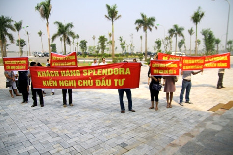Ngày 2/10 vừa qua, hàng chục khách hàng đã kéo tới khu nhà mẫu của Splendora để phản đối chủ đầu tư với hàng loạt kiến nghị.