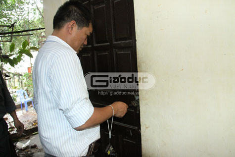 Cánh cửa phòng nhốt chị Ngọc được khóa chặt.
