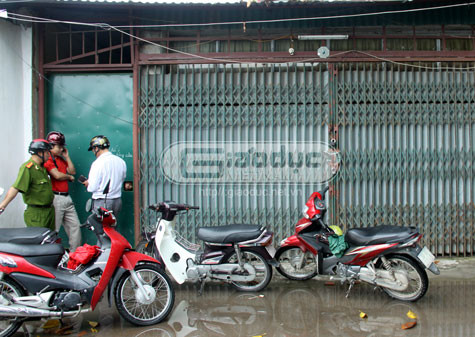 Ngôi nhà nơi giam giữ trái phép nạn nhân đóng chặt cửa với nhiều ổ khóa.