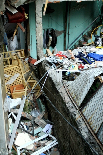 Sức ép của vụ nổ khiến mọi thứ vỡ rụn, tường của ba tầng nhà cũng không còn một viên gạch mà chỉ còn trơ khung cột bê-tông. Sức ép của vụ nổ khiến mọi thứ vỡ rụn, tường của ba tầng nhà cũng không còn một viên gạch mà chỉ còn trơ khung cột bê-tông.