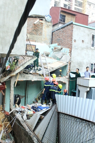 Lực lượng cứu hộ phải dùng đến bình nệm cao su và bơm hơi để nâng tấm bê-tông của tầng 3 lên, giải cứu hai cháu nhỏ. Lực lượng cứu hộ phải dùng đến bình nệm cao su và bơm hơi để nâng tấm bê-tông của tầng 3 lên, giải cứu hai cháu nhỏ.