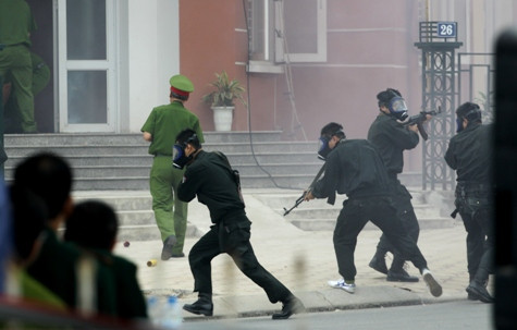 Đồng loạt nổ súng, tấn công các đối tượng khủng bố.