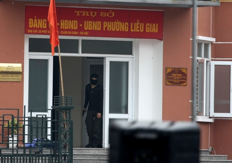 Chúng cắt cử một tên, tay lăm lăm khẩu súng đứng cảnh giới ở khu vực cửa, cầu thang lên xuống.