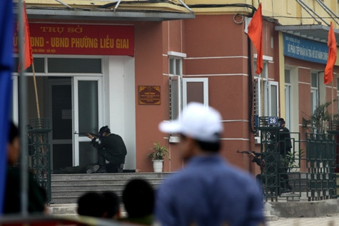 Nhận được tin báo, lực lượng cảnh sát đặc nhiệm đã được triển khai đội hình, hiệp đồng tác chiến và hạ gục tên gác cảnh giới.