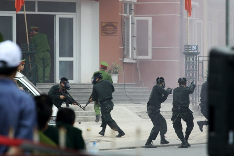 Lực lượng CS đặc nhiệm triển khai lực lượng khống chế các đối tượng khủng bố, giải cứu con tin.