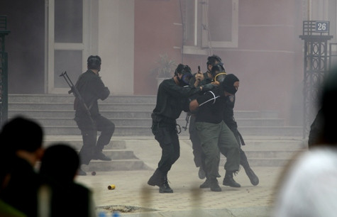 Nhanh chóng bắt giữ gọn gàng các đối tượng và giải cứu các con tin.