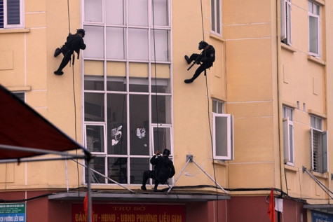 Leo giây treo mình trên cao iểm trọ cho đồng đội ập vào bên trong.