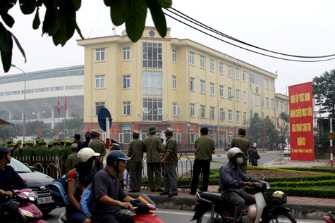 Tình huống giả định, các đối tượng khủng bố kích động quần chúng tụ tập trước trụ sở cơ quan công quyền rồi trà trộn bắt giữ con tin.