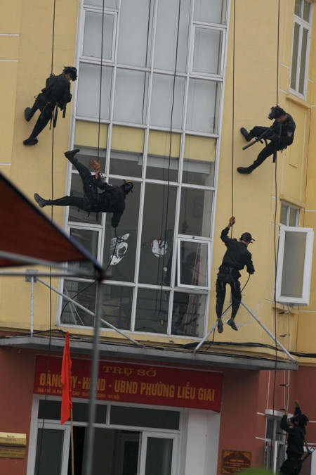 Triển khai lực lược ở mọi góc, tiếp cận điểm giam giữ con tin bằng mọi hình thức.