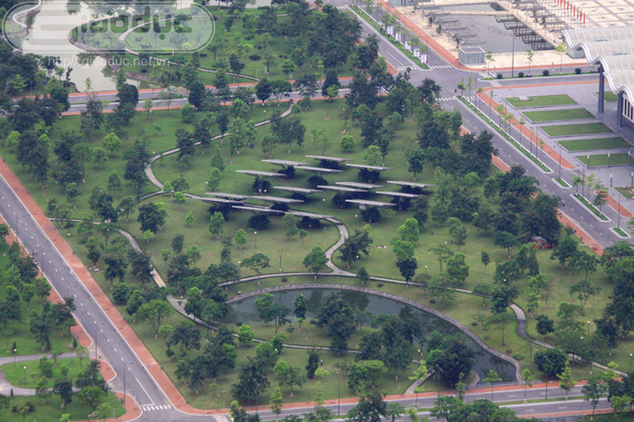 Một góc vườn với những tấm pin năng lượng mặt trời.