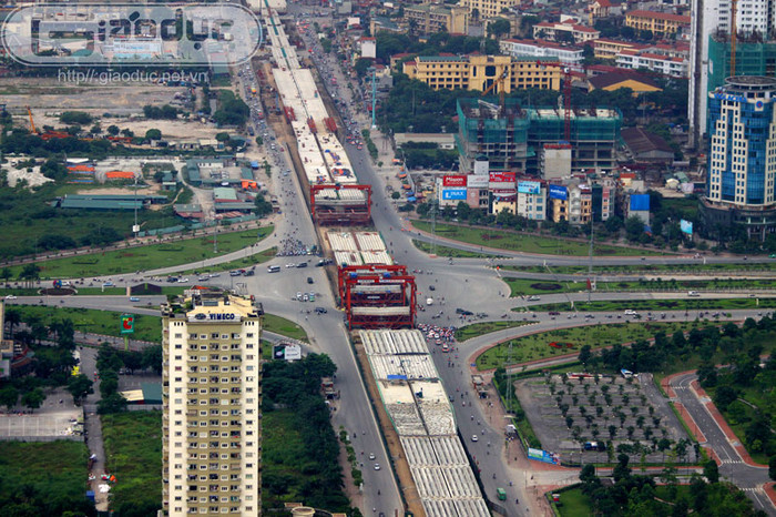 Ngã tư Phạm Hùng - Khuất Duy Tiến - Trần Duy Hưng - Đại lộ Thăng Long và cây cầu cạn vành đai 3.