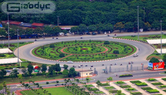 Cổng số 1 của Trung tâm Hội nghị Quốc gia đối diện với vòng xuyến trên Đại lộ Thăng Long với những họa tiết rất đẹp mắt được tạo thành từ bàn tay của những công nhân cây xanh.