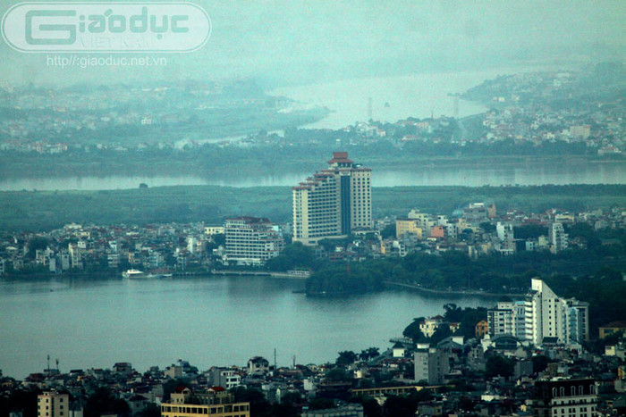 Một góc hồ tây (phìa đường Thanh Niên) và sông Hồng.