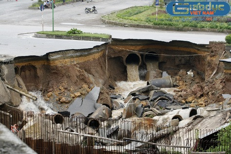 Hiện trường vụ sạt lở đường cắt đôi đường Lê Văn Lương. (Ảnh Nam Phong)