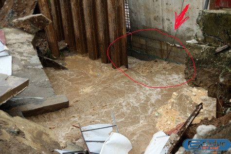 Tại điểm sạt lở sát với công trình xây dựng chung cư 108 cho thấy đã không còn những thanh cừ. (Ảnh Nam Phong) Tại điểm sạt lở sát với công trình xây dựng chung cư 108 cho thấy đã không còn những thanh cừ. (Ảnh Nam Phong)