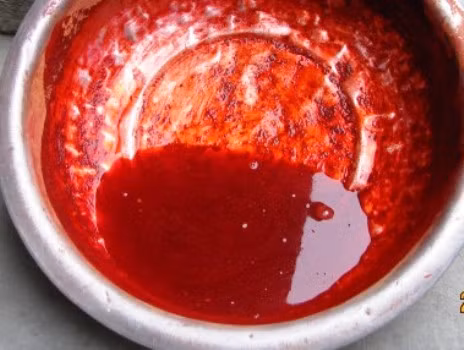 Mẫu ớt bột được lấy từ cơ sở sản xuát tại hộ gia đình ông Tuyến.
