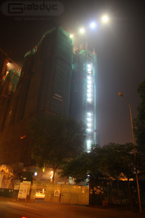 Khói mù do đốt rơm rạ, khói do xe máy, ôtô xả ra, bụi từ hoạt động xây dựng, giao thông, sản xuất... bình thường được gió phát tán nhưng do đối lưu nên nó cứ luẩn quẩn ở tầng thấp. Càng về đêm, khói, bụi càng tích tụ chính vì thế mới có cảm giác khó chịu. Khói mù do đốt rơm rạ, khói do xe máy, ôtô xả ra, bụi từ hoạt động xây dựng, giao thông, sản xuất... bình thường được gió phát tán nhưng do đối lưu nên nó cứ luẩn quẩn ở tầng thấp. Càng về đêm, khói, bụi càng tích tụ chính vì thế mới có cảm giác khó chịu.