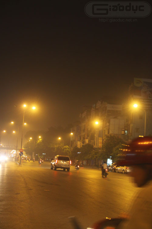 Đường Tây Sơn cũng trong tình trạng khói mù bủa vây. Đường Tây Sơn cũng trong tình trạng khói mù bủa vây.