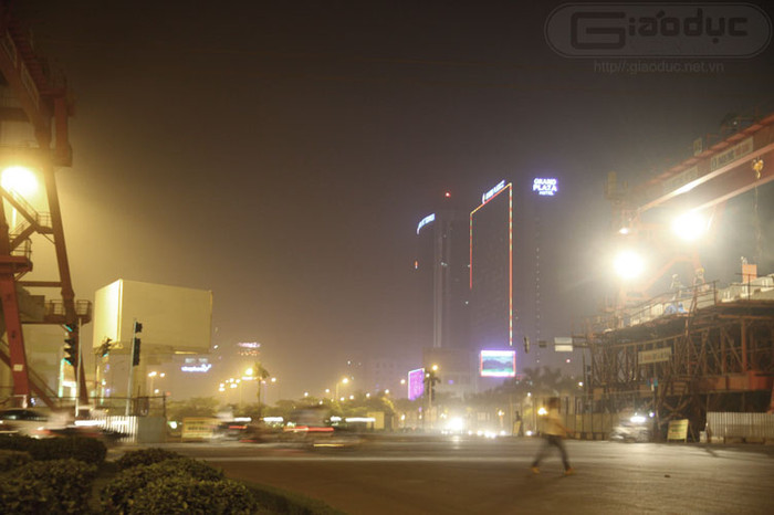 Người đi đường không chỉ cảm thấy ngột ngạt vì không khí khói mù, mà thị giác cũng bị ảnh hưởng khiến việc quan sát trở nên khó khăn hơn. Người đi đường không chỉ cảm thấy ngột ngạt vì không khí khói mù, mà thị giác cũng bị ảnh hưởng khiến việc quan sát trở nên khó khăn hơn.