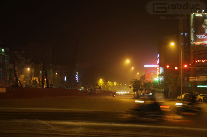 Dưới những ánh đèn điện chiếu sáng đường, hiện tượng khói mù dễ dàng nhận thấy hơn. Dưới những ánh đèn điện chiếu sáng đường, hiện tượng khói mù dễ dàng nhận thấy hơn.