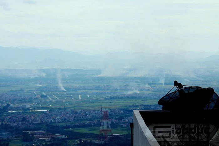 Tình trạng đốt rơm rạ mỗi khi tới mùa thu hoạch tại các vùng ngoại thành diễn ra từ vài năm trở lại đây. Trước tình trạng này, tháng 7/2011 Phó Thủ tướng Hoàng Trung Hải chỉ đạo Bộ Tài nguyên và Môi trường nghiên cứu, xem xét và trình Thủ tướng biện pháp xử lý tình trạng đốt rơm rạ gây khói ở thành phố Hà Nội. Tình trạng đốt rơm rạ mỗi khi tới mùa thu hoạch tại các vùng ngoại thành diễn ra từ vài năm trở lại đây. Trước tình trạng này, tháng 7/2011 Phó Thủ tướng Hoàng Trung Hải chỉ đạo Bộ Tài nguyên và Môi trường nghiên cứu, xem xét và trình Thủ tướng biện pháp xử lý tình trạng đốt rơm rạ gây khói ở thành phố Hà Nội.