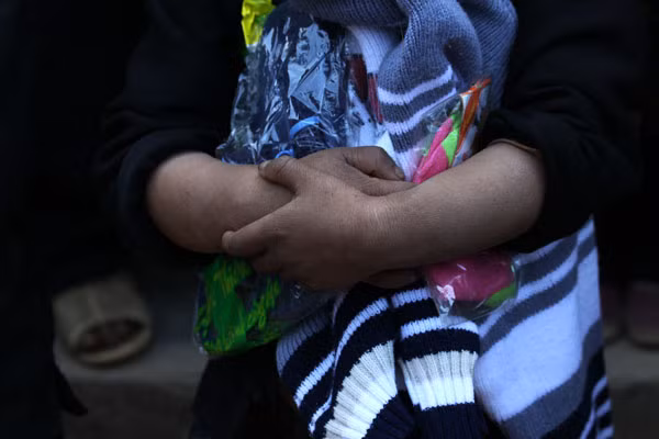 Học sinh nơi đây hầu hết đều xuất thân trong gia đình khó khăn, nghèo đói - tình cảnh chung của nơi "sống trên đá, chết vùi trong đá" này. Học sinh nơi đây hầu hết đều xuất thân trong gia đình khó khăn, nghèo đói - tình cảnh chung của nơi "sống trên đá, chết vùi trong đá" này.