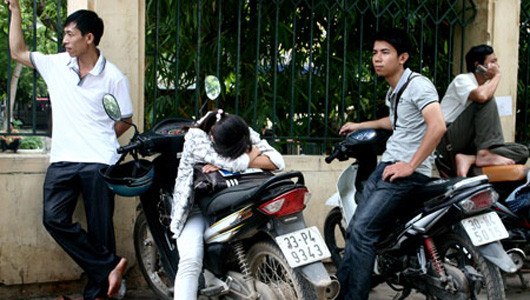 Tư thế ngủ trên xe gợi nhiều liên tưởng Tư thế ngủ trên xe gợi nhiều liên tưởng