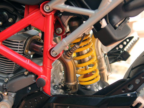 Ở bánh trước, Hypermotard 796 trang bị cặp phanh đĩa cao cấp của Brembo, đường kính 305 mm với thanh kẹp 4 piston. Bánh sau phanh đĩa đường kính 245 mm cùng thanh kẹp 2 piston.