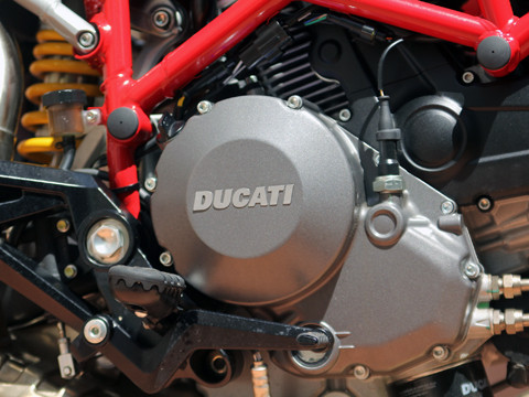 Bảng điều khiển có đồng hồ đếm giờ, chức năng tự động tắt đèn và hệ thống mã hóa động cơ chống trộm.