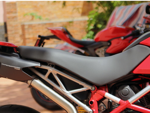 Hypermotard sử dụng một loạt "đồ chơi" hàng hiệu như giảm xóc trước Marzocchi, giảm xóc sau Ohlins.