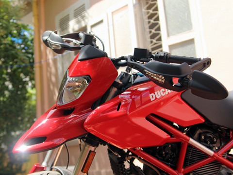 Bộ vành xe Enkei 17 inch bằng hợp kim nhôm cực nhẹ 5 chấu, tăng khả năng vận hành, phanh và tăng tốc.