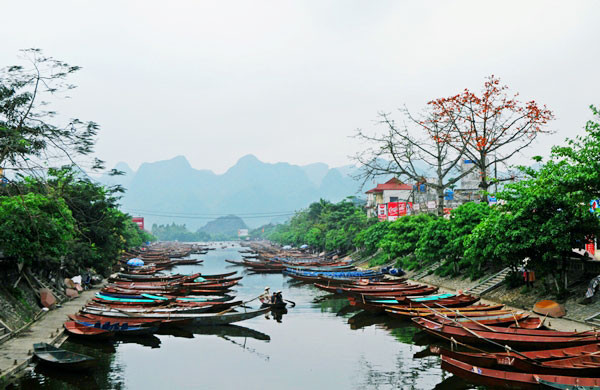 Suối Yến chùa Hương thơ mộng với sắc đỏ của hoa. Suối Yến chùa Hương thơ mộng với sắc đỏ của hoa.
