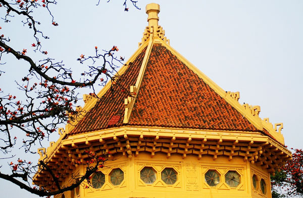 Hoa gạo bên nóc bảo tàng Lịch sử. Hoa gạo bên nóc bảo tàng Lịch sử.