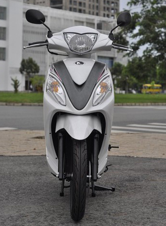 Kymco Candi Hi 110cc có chiều dài 1.820 mm, rộng 680 mm và cao 1.100 mm và trọng lượng tịnh chưa đầy 100 kg. Với kích thước như vậy, chiếc xe tay ga mới ra mắt của Kymco nhìn tương đối nhỏ gọn. Kymco Candi Hi 110cc có chiều dài 1.820 mm, rộng 680 mm và cao 1.100 mm và trọng lượng tịnh chưa đầy 100 kg. Với kích thước như vậy, chiếc xe tay ga mới ra mắt của Kymco nhìn tương đối nhỏ gọn.