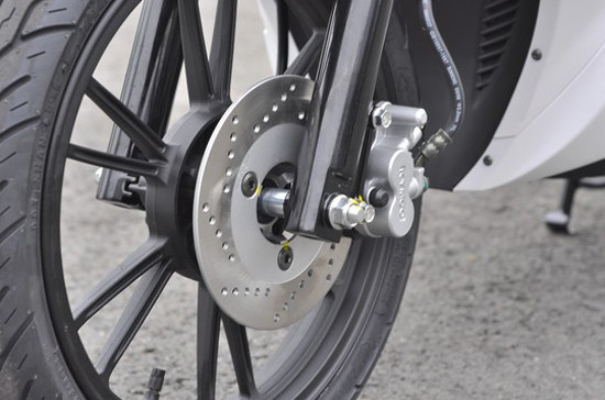 So với Candy 4U 110cc, Candy Hi 110 sử dụng cặp la-zăng lớn hơn với đường kính 14 inch kiểu mới (lớn hơn 2 inch) và đôi lốp tubeless (không săm) với kích thước 70/90 phía trước và 80/90 đằng sau. So với Candy 4U 110cc, Candy Hi 110 sử dụng cặp la-zăng lớn hơn với đường kính 14 inch kiểu mới (lớn hơn 2 inch) và đôi lốp tubeless (không săm) với kích thước 70/90 phía trước và 80/90 đằng sau.