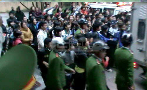 Rất đông các nam thanh niên, nữ sinh đã vẫy, gọi, thậm chí "tôn sủng" Luyện thành đại ca, sẵn sàng "đợi chờ" Luyện 18 năm sau. (Ảnh cắt từ video) Rất đông các nam thanh niên, nữ sinh đã vẫy, gọi, thậm chí "tôn sủng" Luyện thành đại ca, sẵn sàng "đợi chờ" Luyện 18 năm sau. (Ảnh cắt từ video)