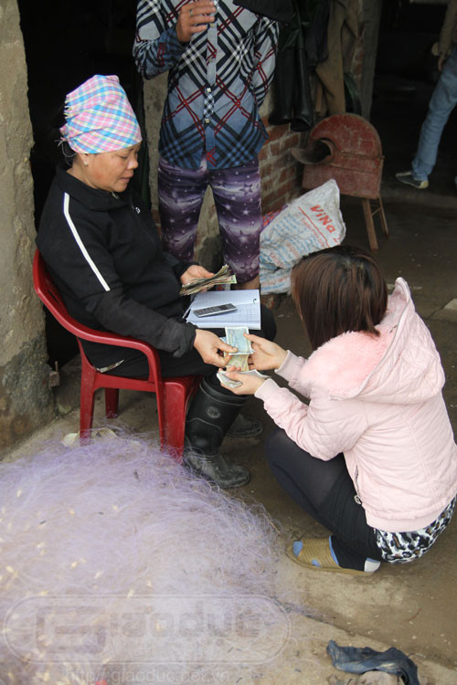 Bà Phạm Thị Tuyến thu tiền bán thủy sản từ một thương lái ở địa phương. Xem toàn bộ diễn biến vụ cưỡng chế ở Hải Phòng Bà Phạm Thị Tuyến thu tiền bán thủy sản từ một thương lái ở địa phương. Xem toàn bộ diễn biến vụ cưỡng chế ở Hải Phòng