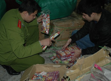 Lực lượng chức năng kiểm tra cơ sở kinh doanh đồ chơi của bà Hoa.