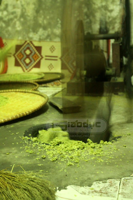 Cốm khi giã, bị bắn vương ra nền nhà, Cốm khi giã, bị bắn vương ra nền nhà,