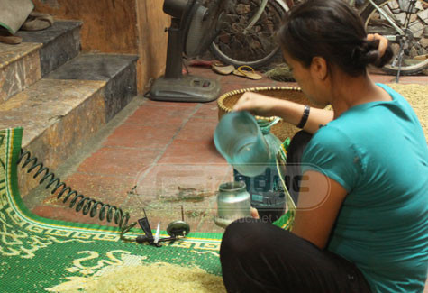 Phẩm màu được pha với nước lã, sau đó phun hoặc vẩy đều lên những mẻ cốm rồi để cho ráo. Phẩm màu được pha với nước lã, sau đó phun hoặc vẩy đều lên những mẻ cốm rồi để cho ráo.