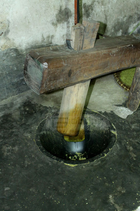 Những hố cối dùng để giã cốm làm tăng thêm độ dẻo, dai của hạt cốm. Những hố cối dùng để giã cốm làm tăng thêm độ dẻo, dai của hạt cốm.