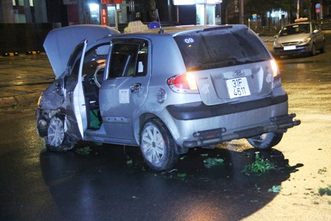 Trong khi đó chiếc taxi của hãng Hải Đăng thì mất lái lao vào tận sát tòa nhà Parkson Trong khi đó chiếc taxi của hãng Hải Đăng thì mất lái lao vào tận sát tòa nhà Parkson