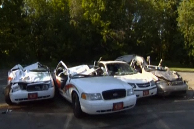 Hàng loạt xe của cảnh sát bị phá hủy tại bãi đỗ